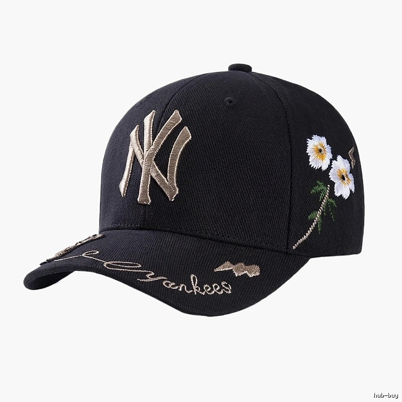 Embroidered style black cap of the MLB Yankees team.