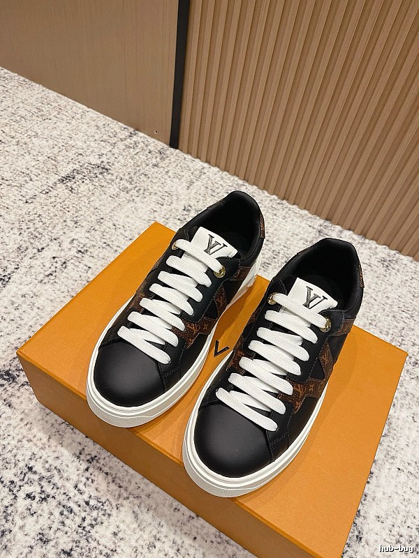 Nike Black Low-top Sneaker with Black Nike Low-top Detail